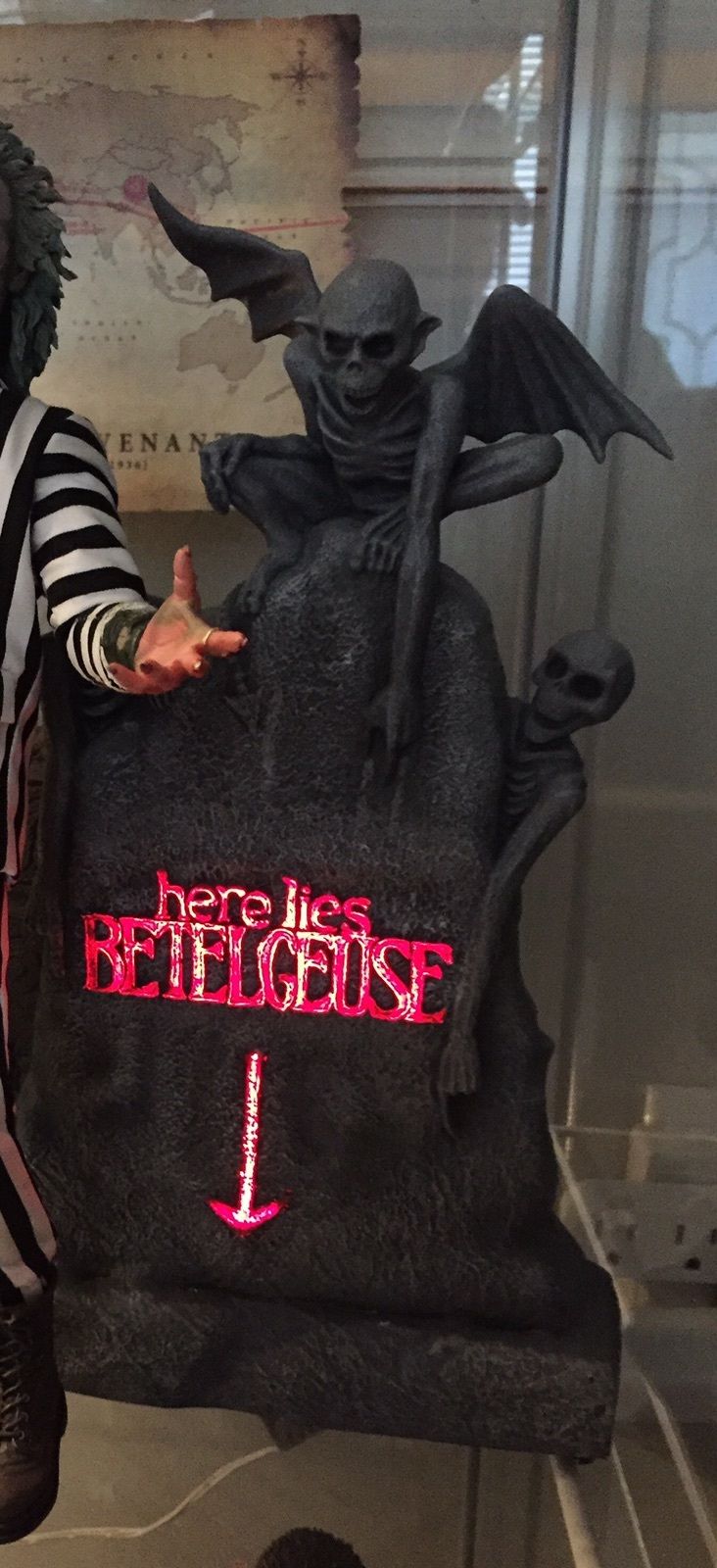 Beetle Juice : poster, figurine, poupées, tombe et dessin collectors sur eBay !