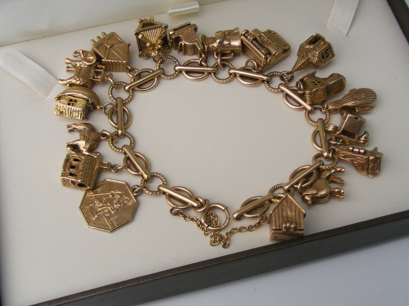 Bracelets à breloques : découvrez 5 des modèles les plus chers récemment vendus sur eBay ! 