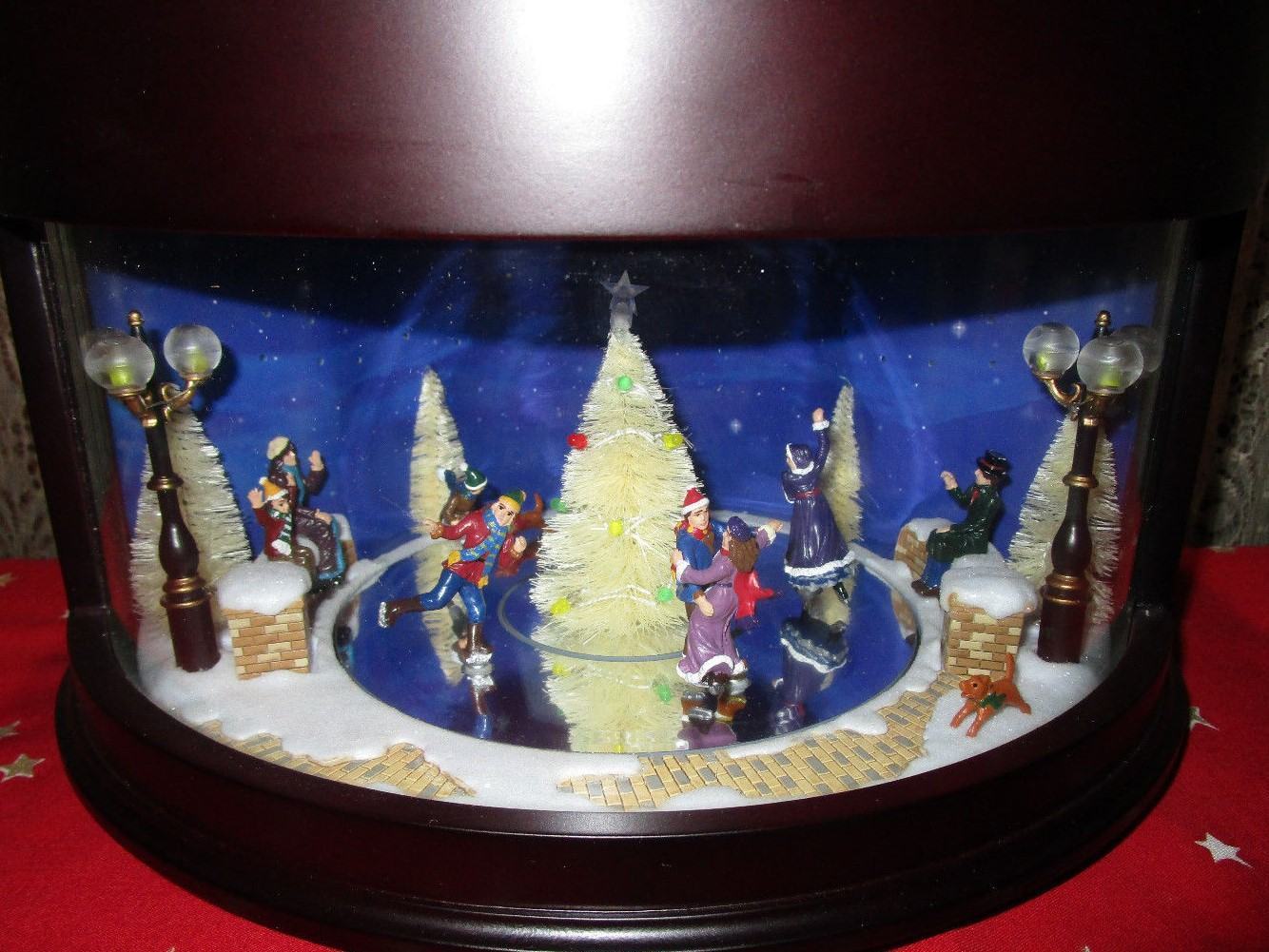 Boite à musique de noël : les plus beaux modèles récemment vendus sur eBay ! 