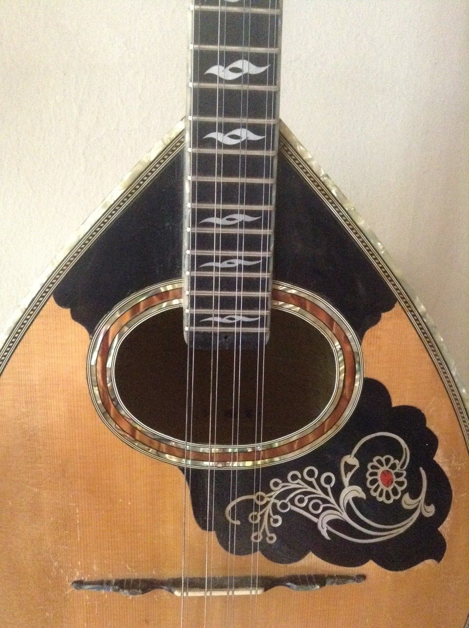 Bouzouki : une sélection de 5 modèles les plus chers récemment vendus sur eBay ! 