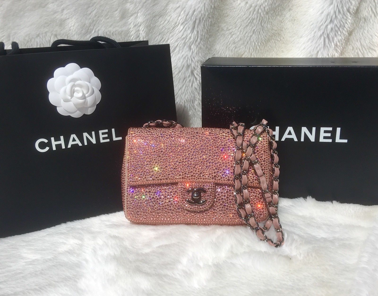 Un top 5 des sacs à cristaux Swarovski à prix astronomique !