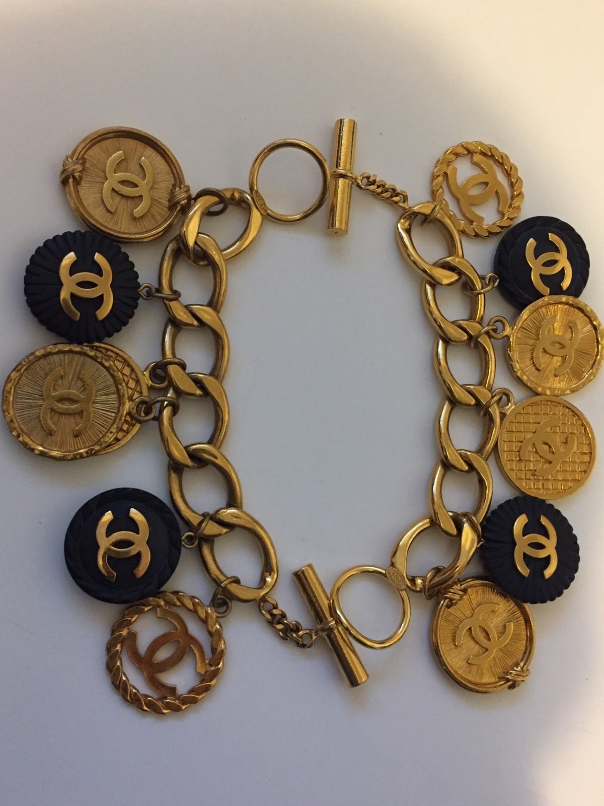 Bracelets à breloques : découvrez 5 des modèles les plus chers récemment vendus sur eBay !