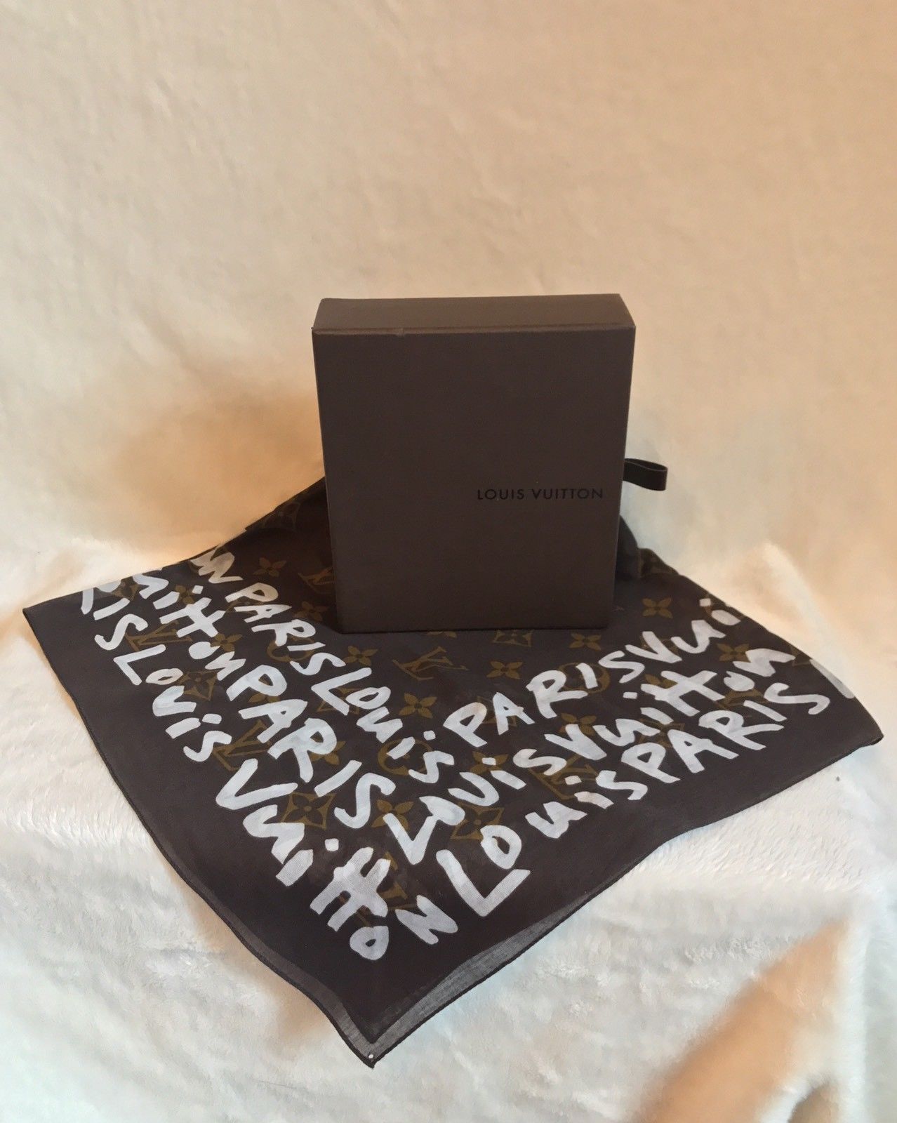 Bandana : Top 5 des pièces Louis Vuitton les plus chères récemment vendues sur eBay ! 