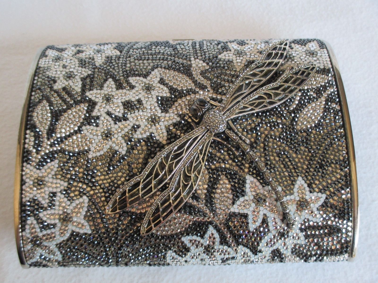 Un top 5 des sacs à cristaux Swarovski à prix astronomique !