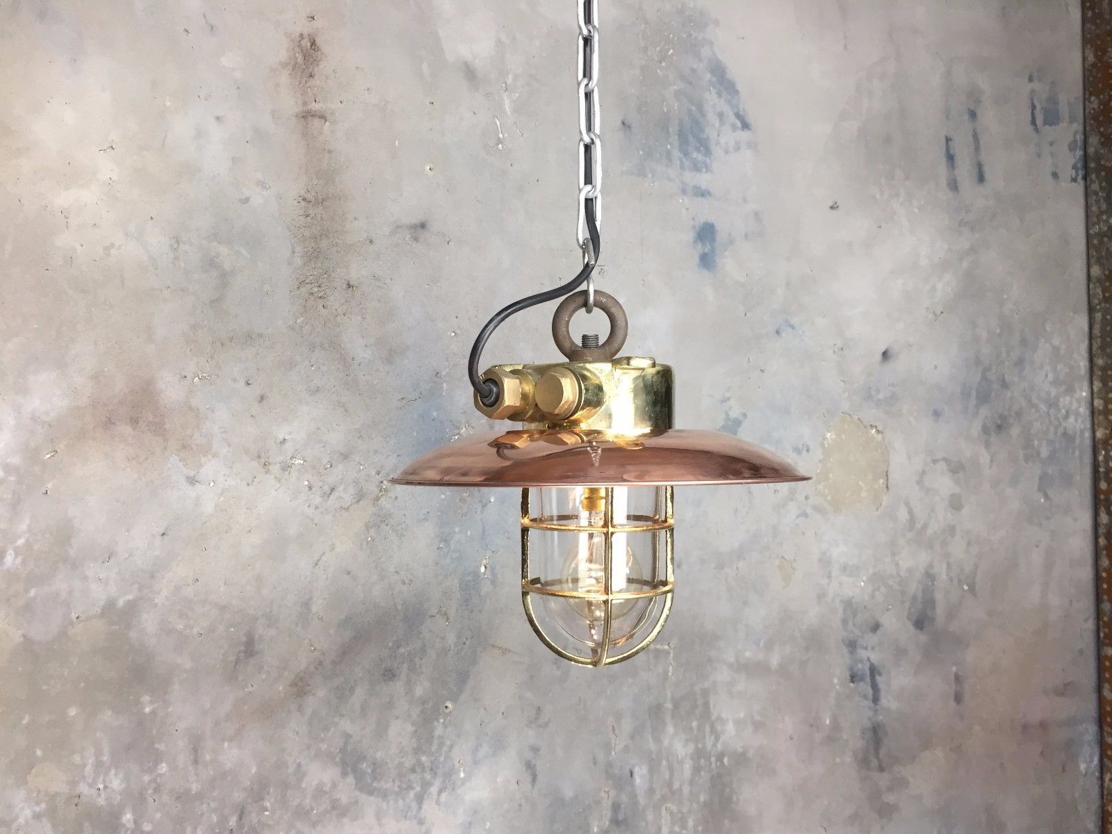 Lustres industriels les plus chers : Top 5 modèles pour votre loft !  