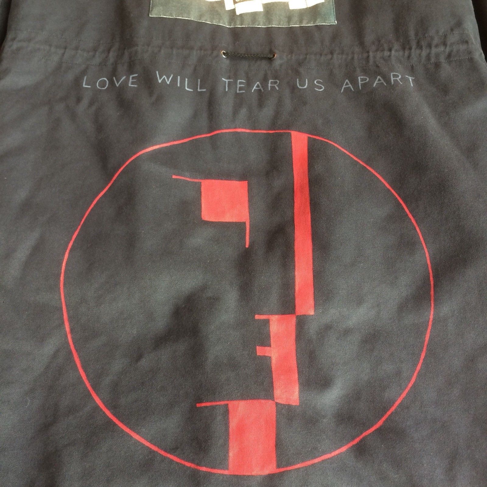 Les vêtements du Designer Raf Simons : Une sélection de 5 modèles les plus chers !