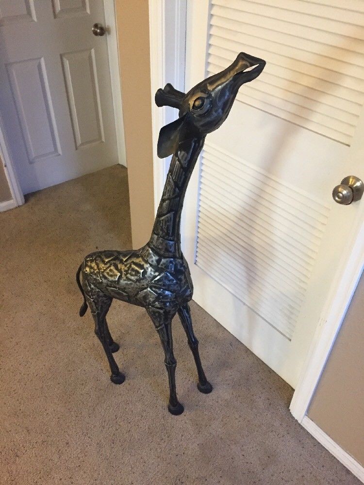 Objets de décoration thème girafe : Notre Top 5 des sculptures parmi les plus chères !