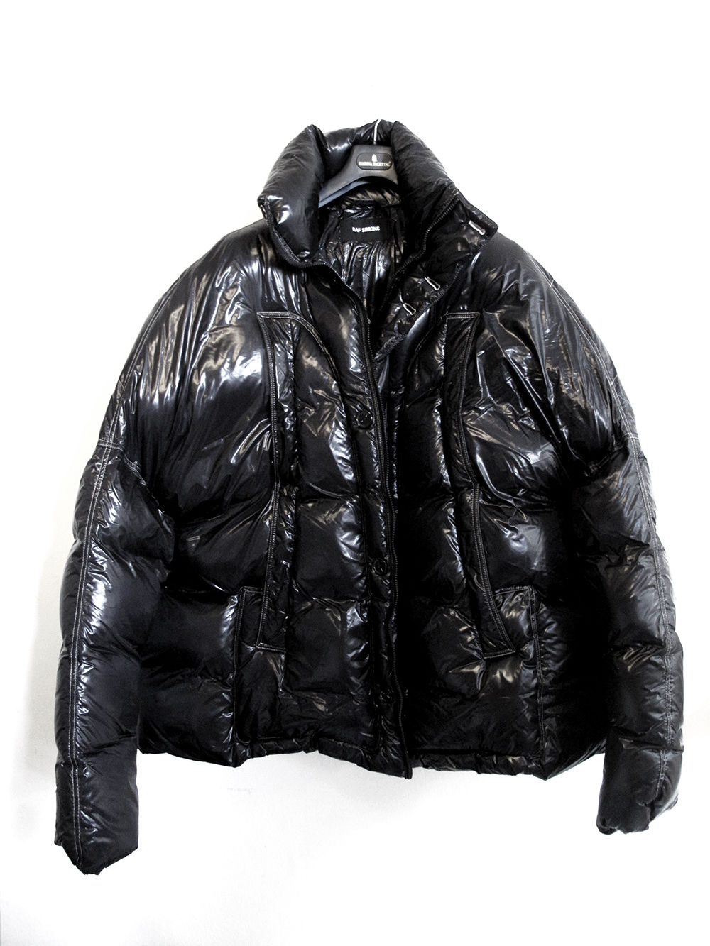 Les vêtements du Designer Raf Simons : Une sélection de 5 modèles les plus chers !