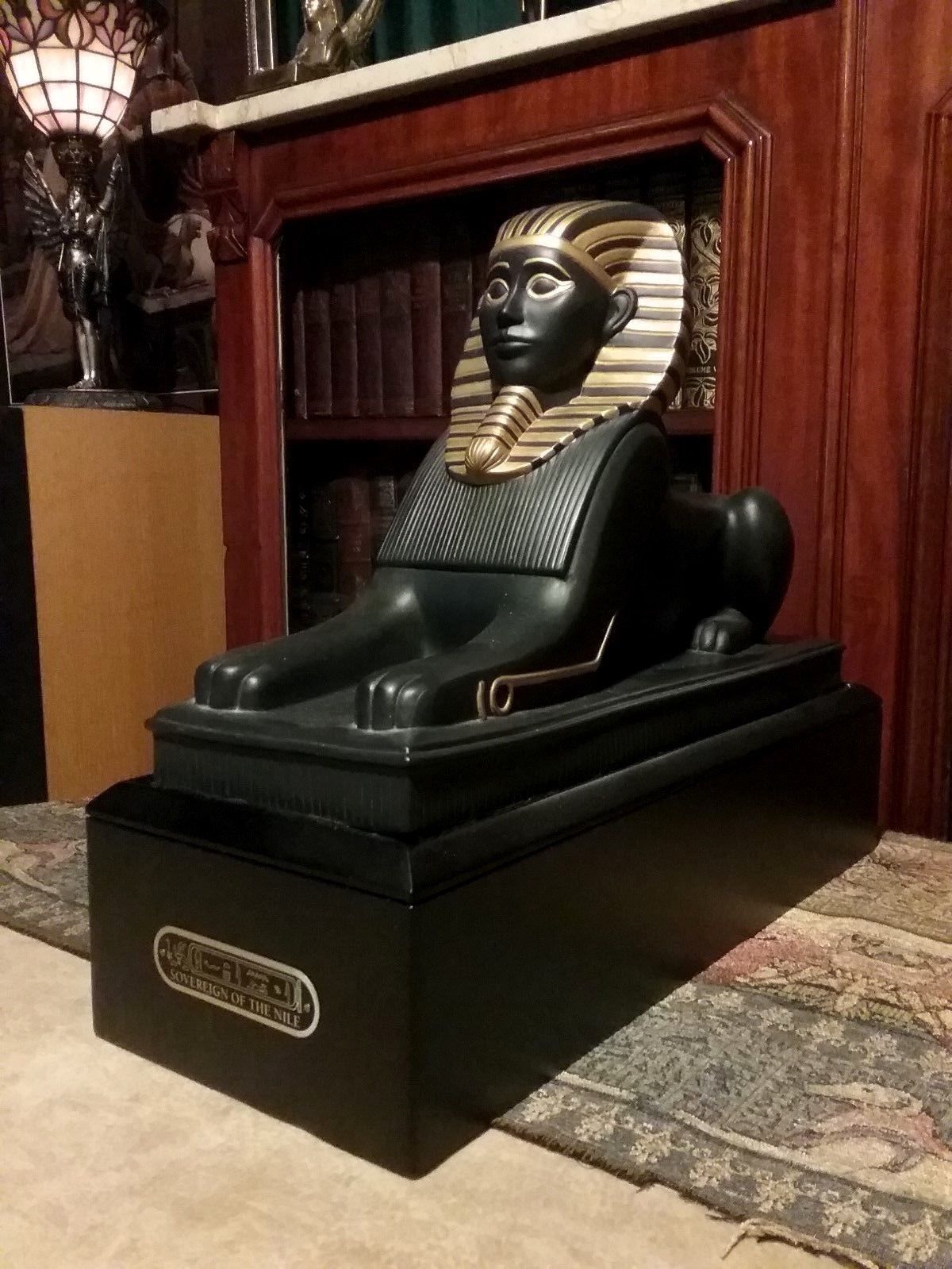 Sphinx : Un top 5 des produits dérivés vintages les plus chers vendus sur eBay !