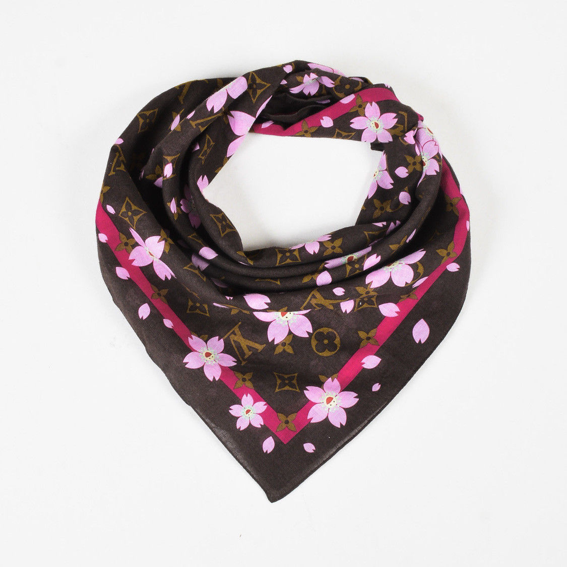 Bandana : Top 5 des pièces Louis Vuitton les plus chères récemment vendues sur eBay ! 