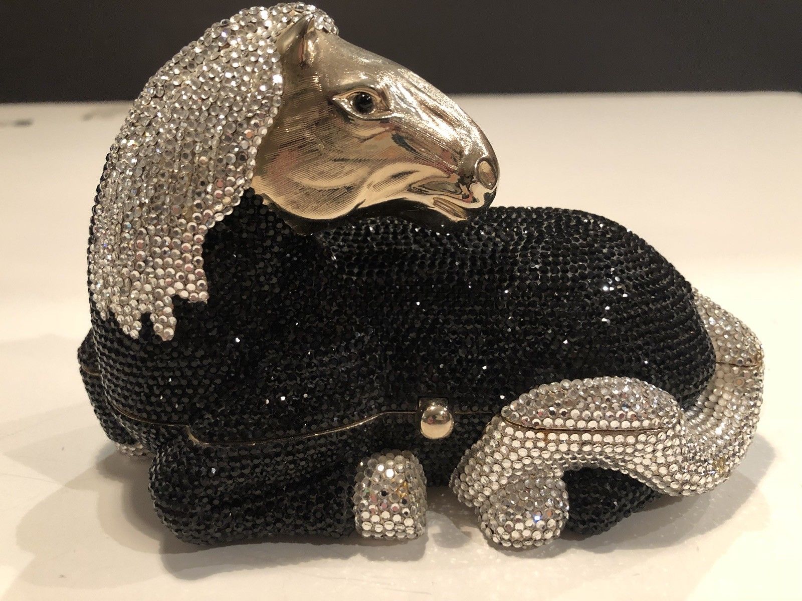 Un top 5 des sacs à cristaux Swarovski à prix astronomique !