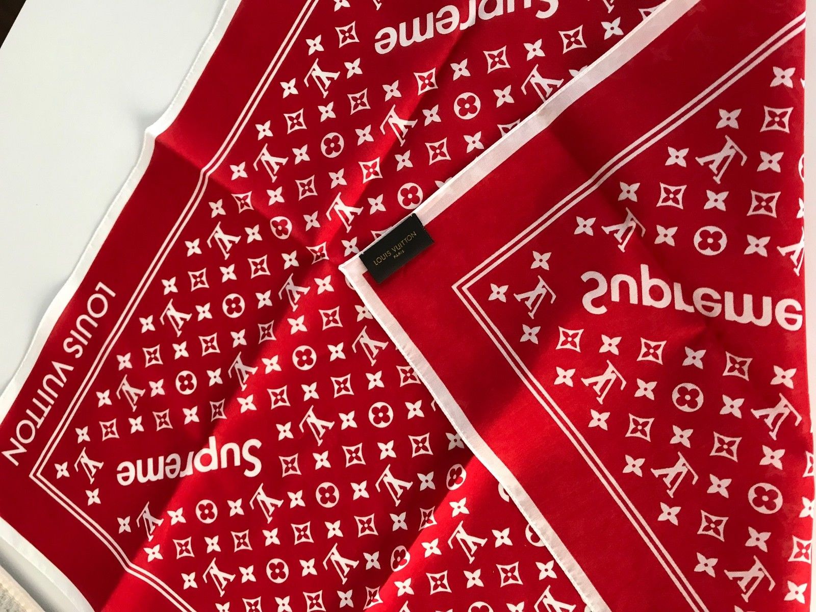 Bandana : Top 5 des pièces Louis Vuitton les plus chères récemment vendues sur eBay ! 