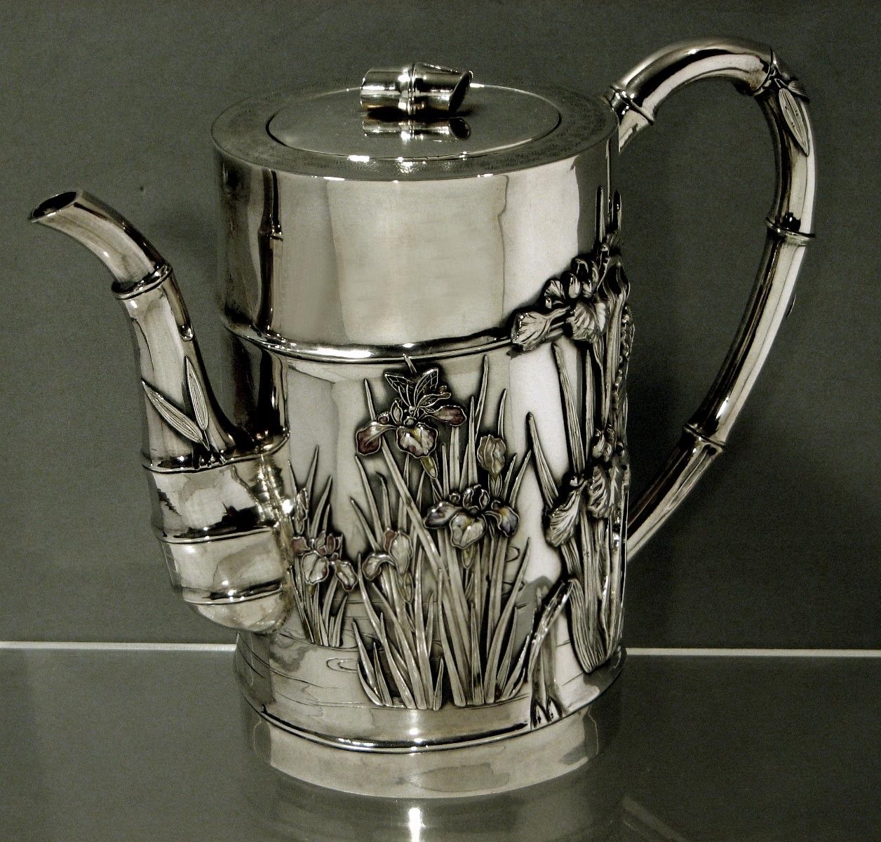 Les théières japonaises en argent massif les plus chères 