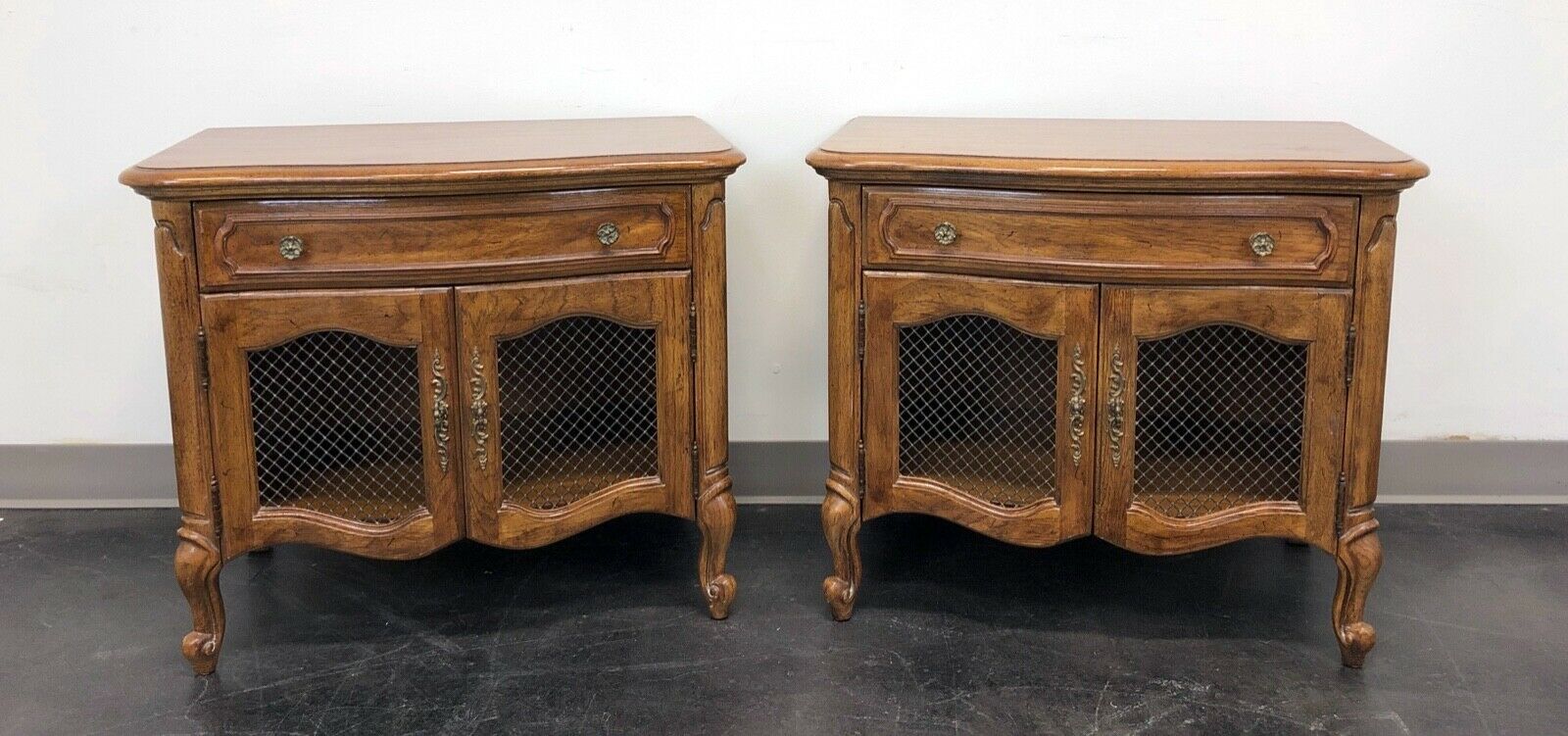 Tables de chevets : Top 5 des modèles antiques les plus chers retrouvés sur eBay !