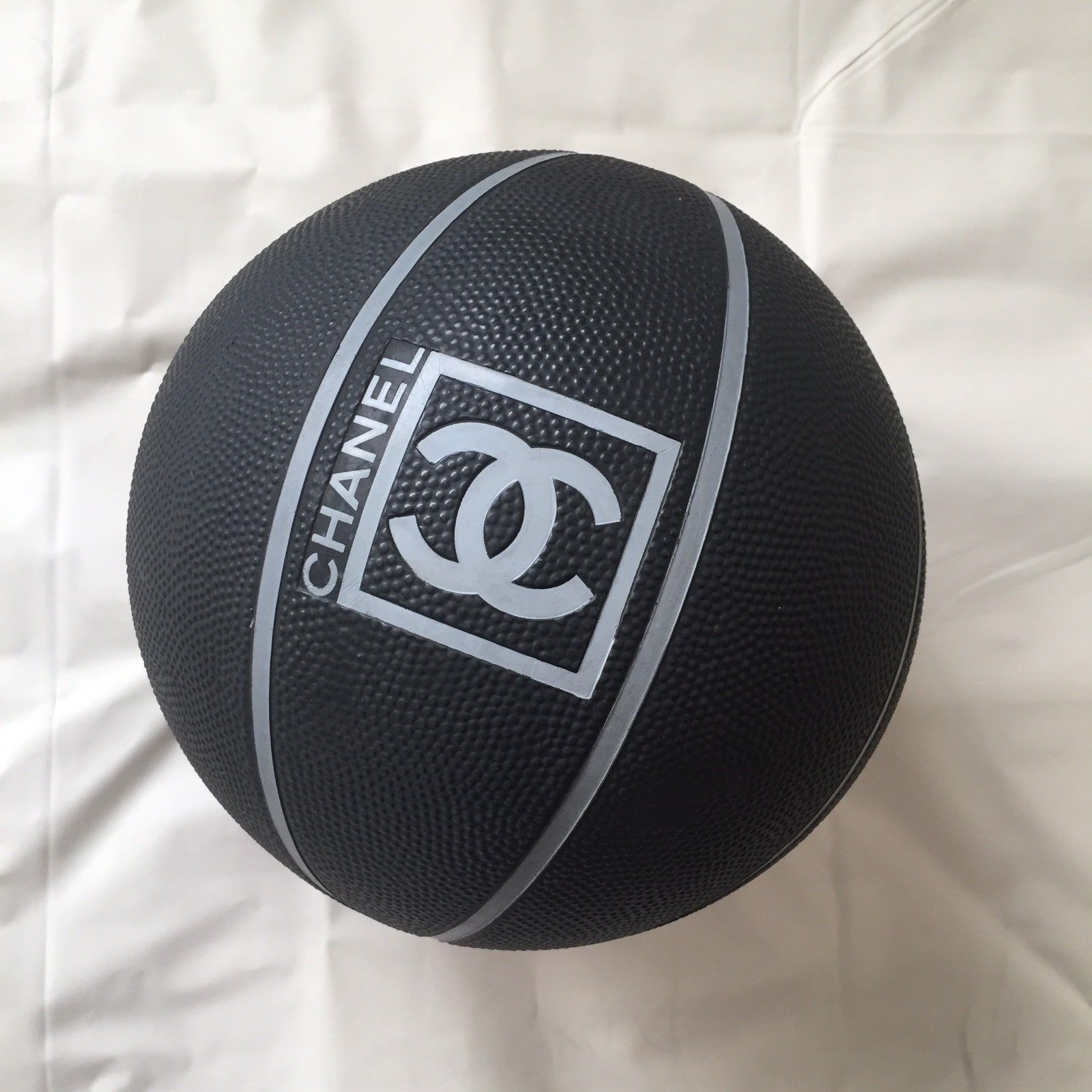 Les Ballons de Basket les plus chers : 5 modèles, de Supreme à Chanel !