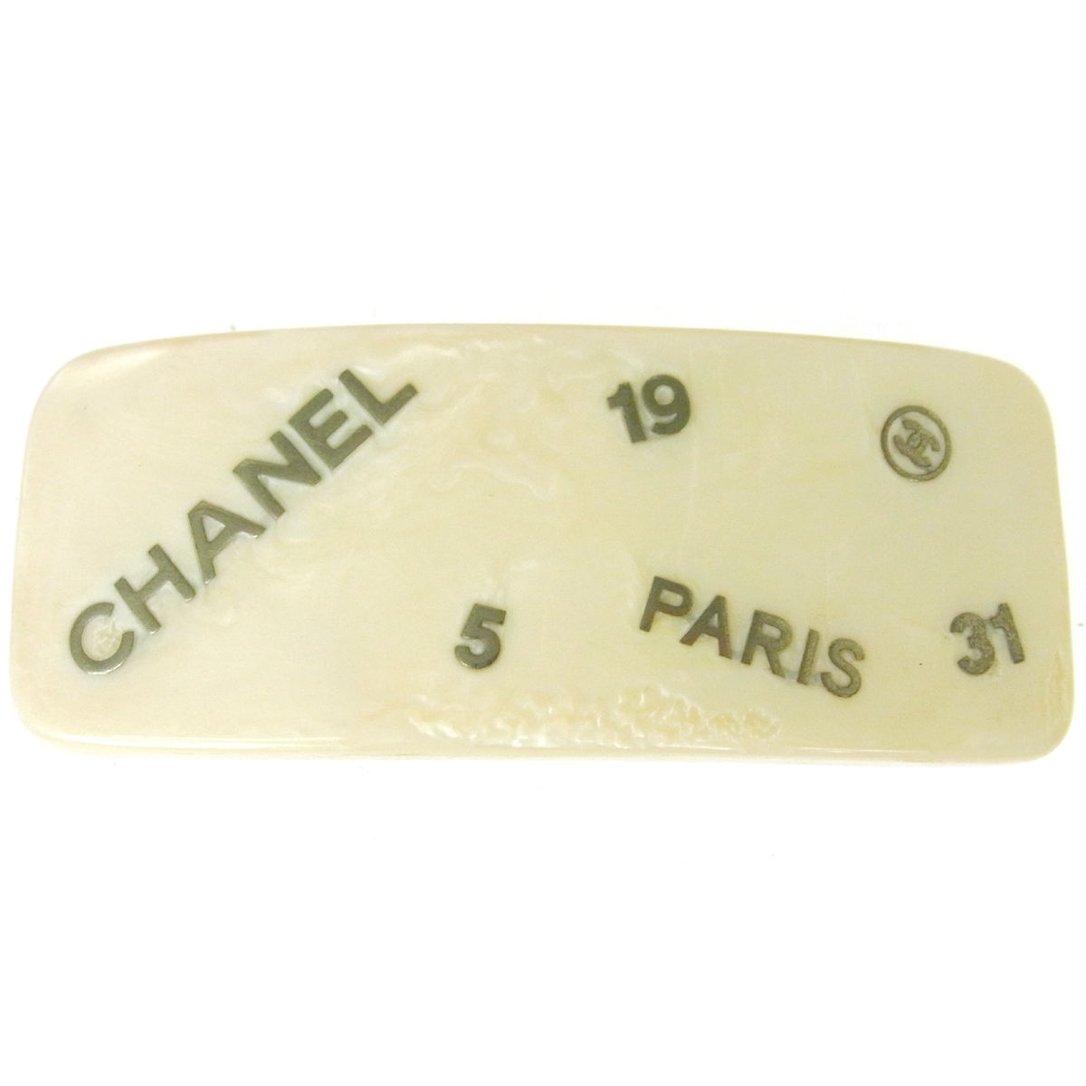 Barrettes Chanel : découvrez 5 modèles vintage les plus chers récemment vendus sur eBay ! 