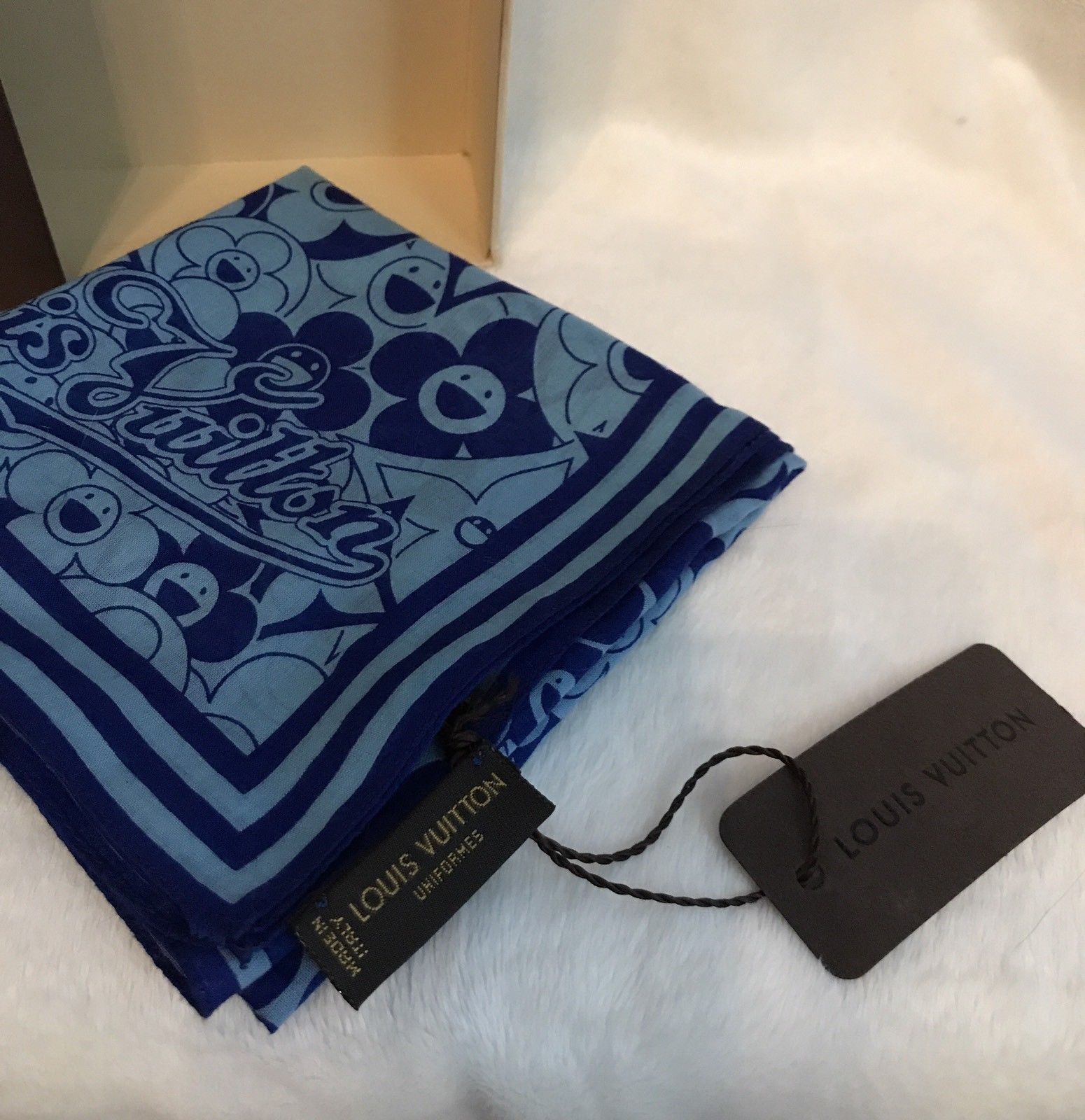 Bandana : Top 5 des pièces Louis Vuitton les plus chères récemment vendues sur eBay ! 