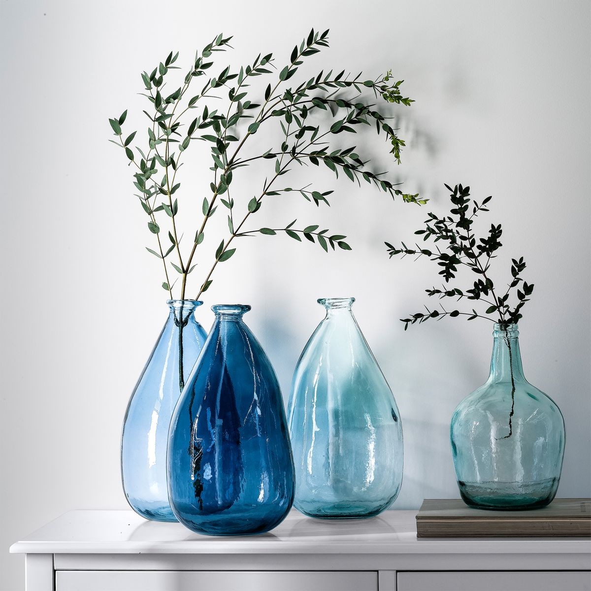 Стеклянный синий цветок. Ваза Сканди. Стеклянная ваза Сканди. Стеклянные вазы в интерьере. Стеклянная ваза в интерьере.